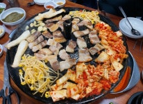 음식사진-솥뚜껑생삼겹살
