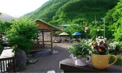 숲속계곡 쉴만한 물가 펜션