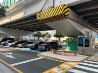 부산대교 밑 공영 주차장