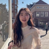 현웅과 떠난 유럽 여행에서 포착된 영서, 화이트 크롭셔츠 블라우스로 완성한 우아한 분위기