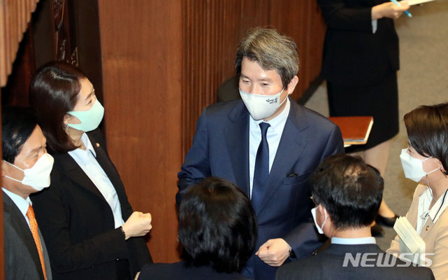 의원들과 대화하는 이인영 장관 | 포토뉴스