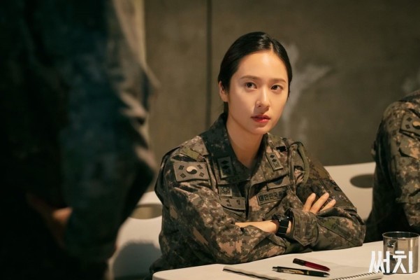 엘리트 군인으로 변신한 냉미녀 '크리스탈' 사복 패션 모아보기  | 포스트