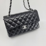 CHANEL 샤넬 클래식 플랩백 블랙 램스킨 은장 A01113 : 모멘텀 밀라노