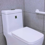 화이트 타공 욕실용 핸들 변기옆손잡이 공중화장실안전바 ABS : 커머스지