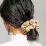 (엔젤슈슈) 레더 스타일 곱창밴드 베이지 가죽머리끈 : 빅머니쇼핑플러스