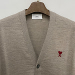 [더팩토리](당일) [AMI] 24SS 아미 하트 로고 울 가디건 / 라이트 베이지 (HKC111 KN0025 271) : 논현 더팩토리 명품편집샵