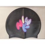 [나이키스윔](신세계 타임스퀘어점패션관)버블 스크립트 실리콘 캡 NESSF123-001 : 신세계백화점