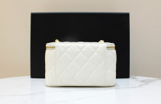 [중고명품다올] 샤넬 직사각 베니티 코스메틱 화이트 체인 숄더 크로스백 내장칩 : 중고명품다올 동래점