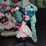 하츠네 사쿠라 유키 미쿠 가챠 피규어 키링 굿즈 국가 스타일 패션 팬더 모던 차이나 모델 장난감 선물 컬렉션 액션 PVC 홈 데코 18cm : 뱃부고릴라