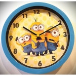 Accutime 미니언즈 아날로그 벽시계 | 24.8cm(9.75인치) | 배터리 전원 | 어린이 침실 또는 게임장에 적합 : 잘산템직구