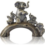 귀여운 노란 코끼리 조각상 홈 데코 행운의 코끼리와 그녀의 세 자녀가 통나무 다리에서 놀고 있습니다. 거실, 침실, 사무실 장식을 위한... 