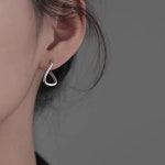 실버귀걸이 유니크 볼드 꼬임 이어링 : 퀸즈발품