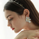 루시 브라이트 헤어밴드 : 다나버튼