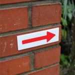 상가 건물 매장 화장실 위치안내 표시 화살표 부착 표지판 : HW마트1