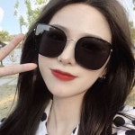 케이스 포함 여름용 패션 미러 선글라스 여성 둥근 사각 편안한 착용 : 더굿즈스토어