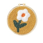 DCCQ 펀치 니들 키트 성인 초보자, 노란색 배경의 귀여운 흰색 꽃 패턴, 후프 자수 펀치 바늘 스타터 공예 세트, 바느질 애호가를 위한 휴일 선물... 