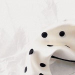 실크 스카프 도트 패턴 진주 자석 마그네틱 봄가을 사계절 목걸이 액세서리 : 토리앤