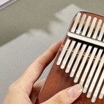 칼림바 마호가니 목재 엄지피아노 악기 휴대용 연주 힐링 사운드 홀 조각 무늬 디자인 감성 연주용 : joy28