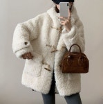 울30 양털 뽀글이 떡볶이 하이넥 후드 무스탕 토글 하프 더플코트 : 오로시오