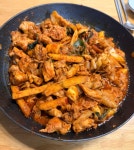 통나무집닭갈비 춘천 닭갈비 밀키트 캠핑 (철판닭갈비 야채포함 2인분 800g 1팩) : 공주 유통