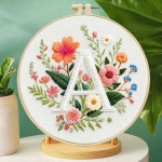 진칭 레터 초보자를 위한 꽃 자수 키트 20cm 후프가 있는 29x29cm 면 원단 알파벳 아트 홈 데코(C0083) 사전 인쇄 : 마켓노트랩