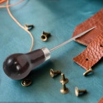 이펫붐 가죽 공예 스타터 키트 DIY 제본 도구 초보자를 위한 완전한 재봉 수제 공예를 뼈 폴더 송곳 바늘 실을 포함합니다 : Darius001