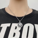 스만세이 당구 챔피언십 블랙 8볼 티타늄 스틸 목걸이 남성 여성 스트리트웨어 및 당구장 애호가를 위한 레트로 게이밍 펜던트 Silver... 