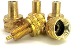 5 팩 - TYK 인더스트리 대형 보어 타이어 밸브 어댑터를 표준 보어에 장착하여 OTR 트럭 농장 농업용 등에 사용합니다. 에어 밸브를 척과 함께... 