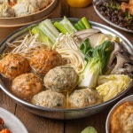 본가 만두전골 캠핑 집들이 밀키트 수제 굴림만두전골 샤브샤브 얼큰육수 2인분 : 본가만두전골전문점