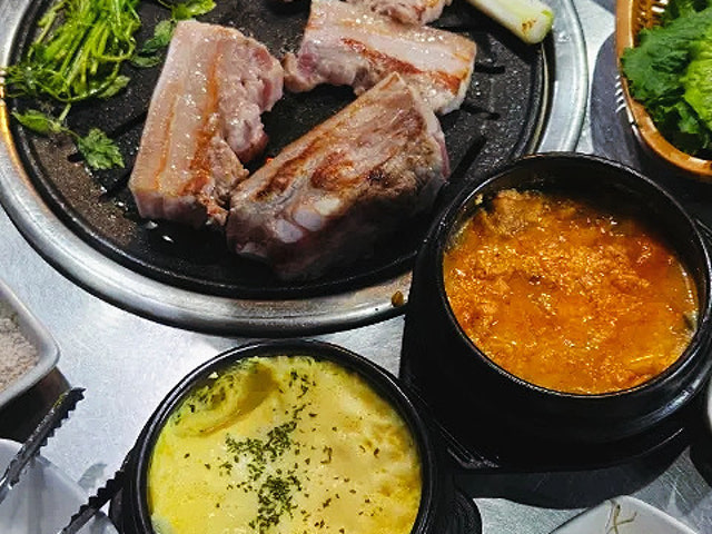 Dwaejisamhyeongje Photos 5