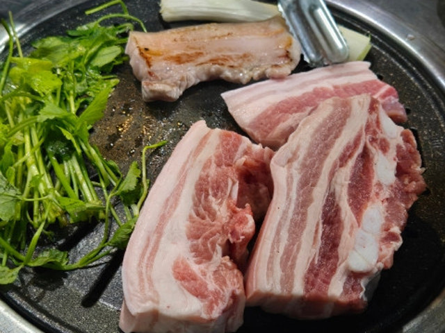 Dwaejisamhyeongje Photos 4