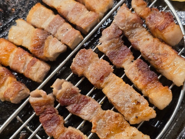 Daepan Sotttukkeonggimchisamgyeopsal 照片 5