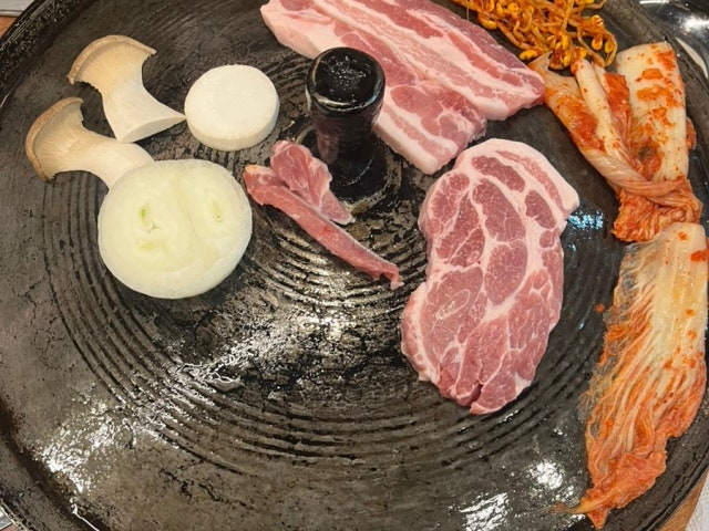 Ssaksseurisotttukkeonggimchisamgyeopsal Banghak店 照片 6