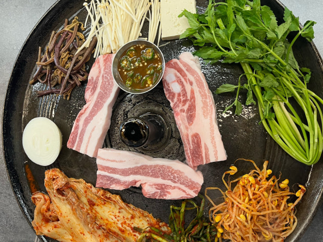 Ssaksseurisotttukkeonggimchisamgyeopsal Omokgyo店 照片 6