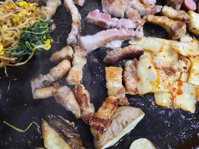 Jaldwaeji Wangttukkeong Samgyeopsal Main Branch Photos 4