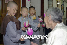홍가네이불중앙사 | 어린이날에 양로원 찾은 동자승