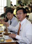 102동직원식당 | 직원식당에서 식사하는 신기남의장