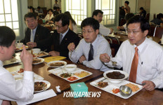 102동직원식당 | 직원식당에서 식사하는 신기남의장