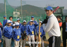 경남남해-A아디다스 | 야구 꿈나무 지도하는 최희섭