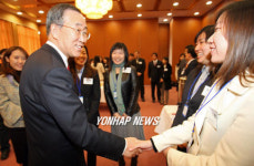 (주)에이앤피통상 | 반기문 외교통상부 장관 APEC 자원봉사자 격려