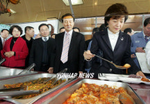 욱성화학 구내식당 | 배식 받는 박근혜 전대표