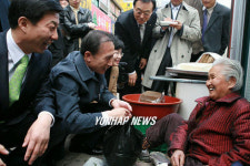 노점상에서 쑥 사는 이명박 전 서울시장