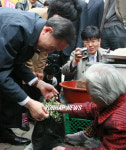 노점상에서 쑥 사는 이명박 전 서울시장