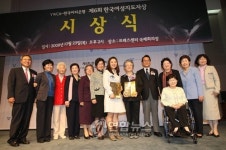 이인유통이소연 | YWCA여성지도자상 이인복 교수와 이소연 씨
