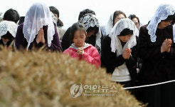 김 추기경 추모미사 용인묘역서 봉헌