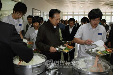 건화공업구내식당 | 이 대통령, 학생들과 함께 오찬