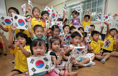 국기트로피국기예술교육진흥회 | "직접 그린 태극기 예쁘죠?"