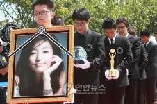안치관으로 향하는 故 장진영