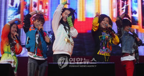 축하공연 하는 에프엑스