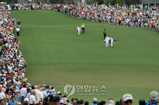 우즈, 관심 집중 속에 티샷